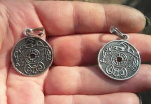 Study of two real amulets on the theme of counterfeiting