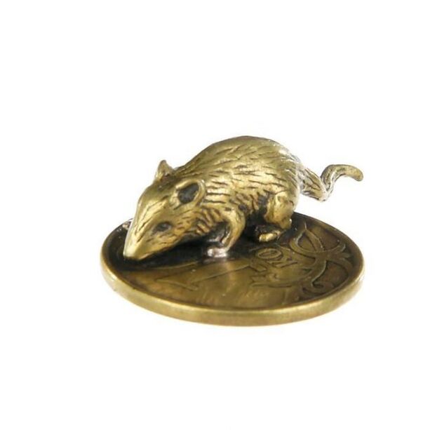 Amulet of a purse mouse with a coin of good omen in matters of money